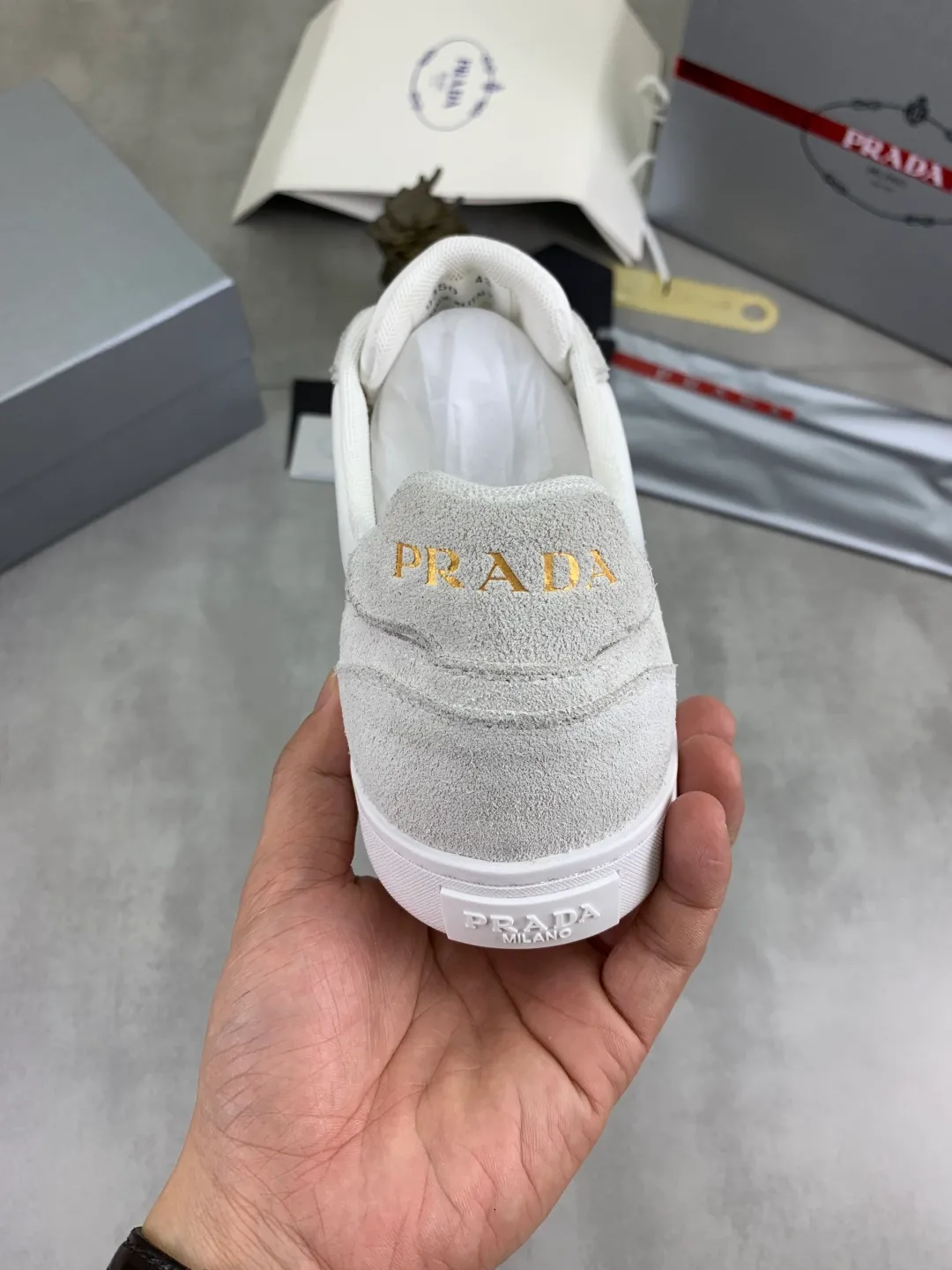 Men's shoes 💰P560💰[New model] The top version is available on the official website, 🆘 The trendy brand (Prada) mainly promotes the popular model, avant-garde and versatile fashionable men's shoes, private version mold opening, cowhide surface splicing 1:1.. Stylish and simple, original imported cowhide lining cowhide feet; the atmosphere and personality are more fashionable, eye-catching and pursuing class. It will subvert the old idea and be a must-have for fashionistas with you! Must keep it for yourself! Tall and comfortable, large and low, high-end quality workmanship. Official website’s new high-end outsole. Size: 38-45. Multiple colors available.